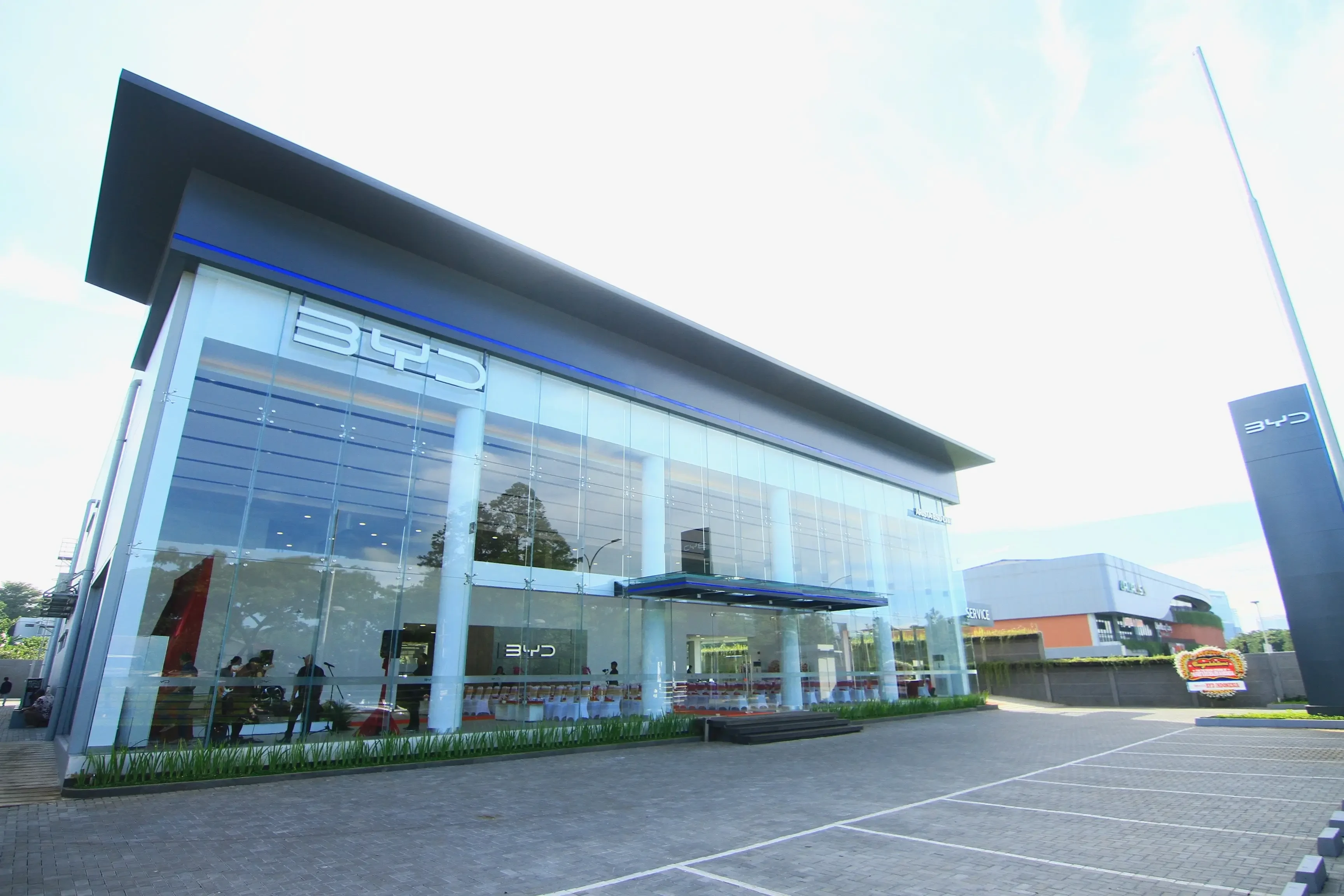 komitmen byd dalam mobil listrik